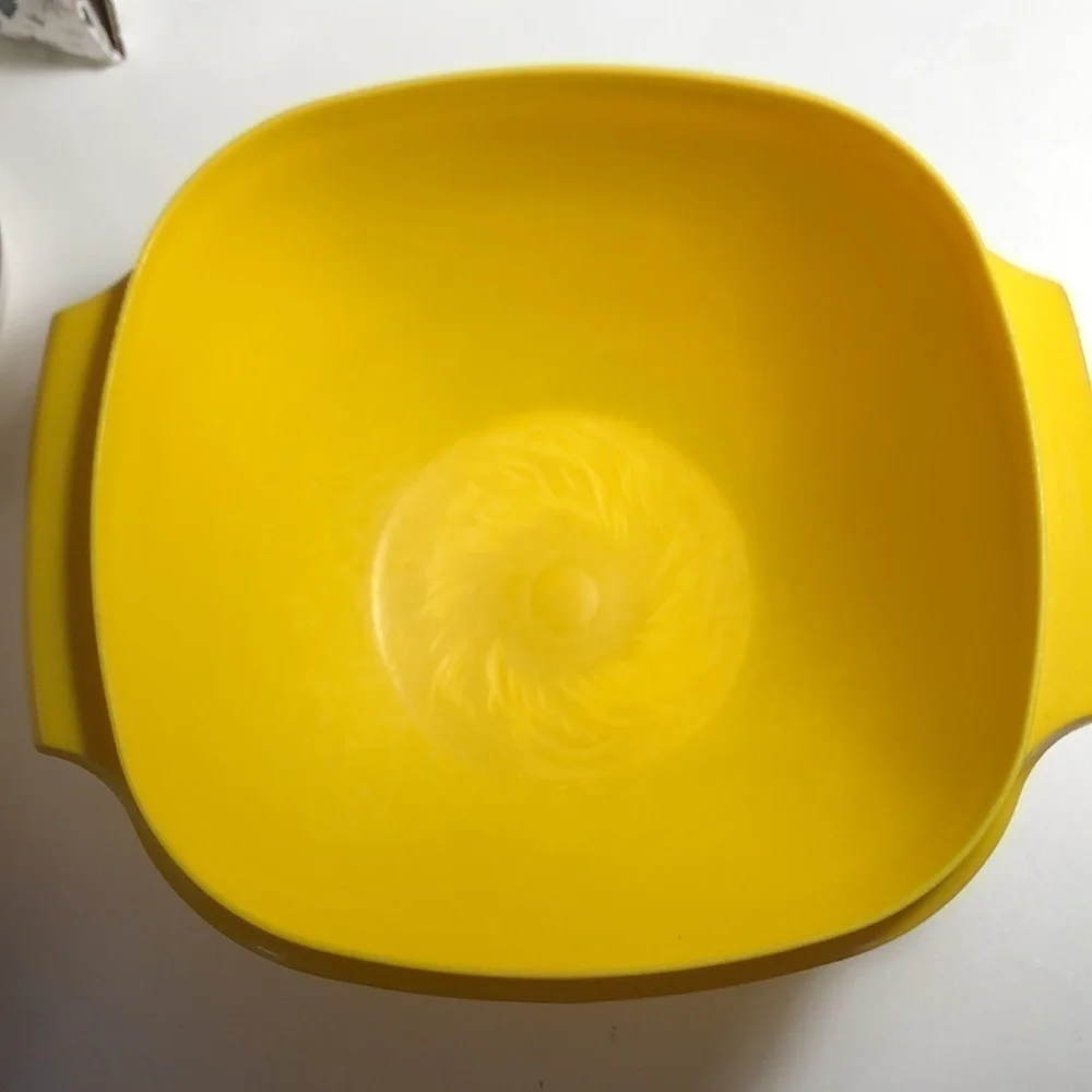 2 vintage Tupperware bowls with lids orange and yellow #2277-4